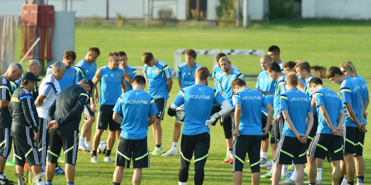 Збірна України полетіла у Львів без Гладкого