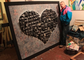 Художник створює картини з грошей