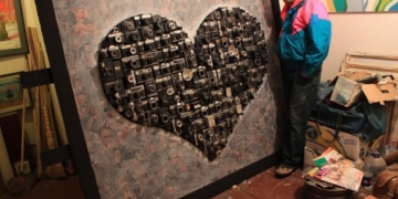 Художник створює картини з грошей