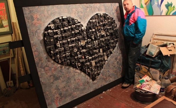 Художник створює картини з грошей