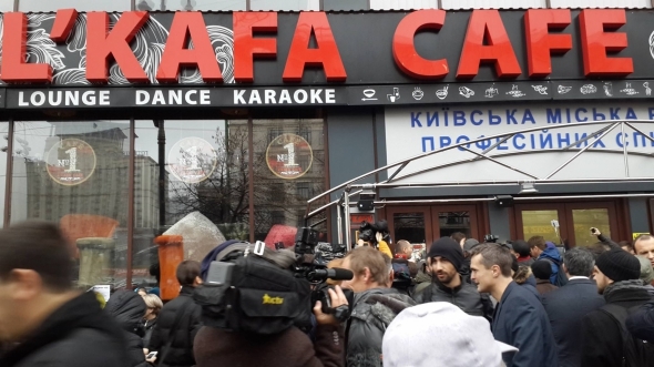 “Танці на попелі – це зрада” — нардепи “штурмують” кафе на Майдані
