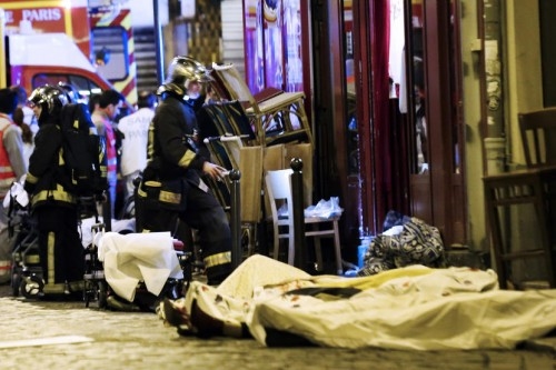 Свідки: Людей клали на підлогу і розстрілювали. Відео утечі з Концерт-холу в Парижі