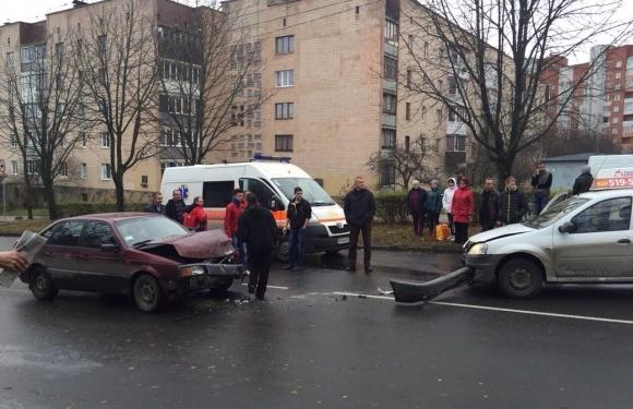 На «Дружбі» зіткнулися дві автівки. Є потерпілий
