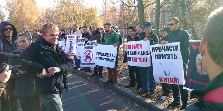 Як «Автомайдан» їздив у гості до Порошенка