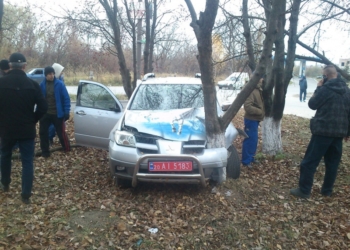 У Тернополі іномарка на високій швидкості врізалася в дерево. (ФОТО)