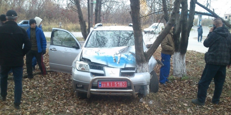 У Тернополі іномарка на високій швидкості врізалася в дерево. (ФОТО)