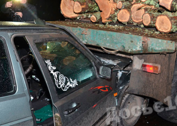 Аварія у Кременці: іномарка зіткнулася з вантажівкою