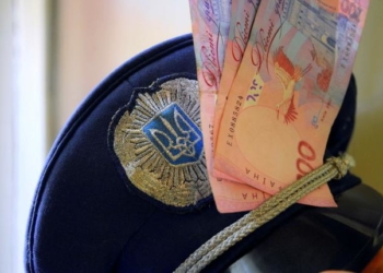 За отримання хабара – штраф і звільнення з роботи