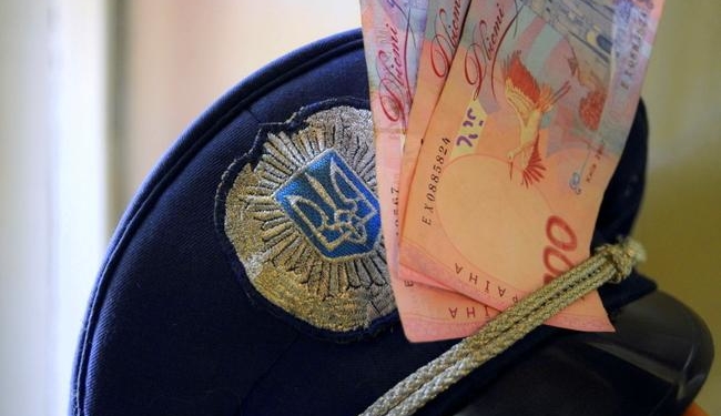 За отримання хабара – штраф і звільнення з роботи