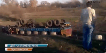 На Кременеччині перекинулася фура з газовими балонами. (ВІДЕО)