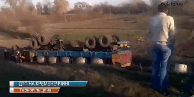 На Кременеччині перекинулася фура з газовими балонами. (ВІДЕО)