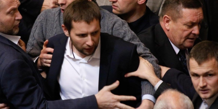 Нардеп Парасюк на засіданні комітету Ради вдарив ногою СБУшника