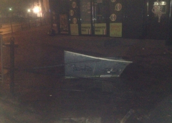 Нічна ДТП у Тернополі: «БМВ» зніс паркан і зупинився у крамниці