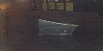 Нічна ДТП у Тернополі: «БМВ» зніс паркан і зупинився у крамниці