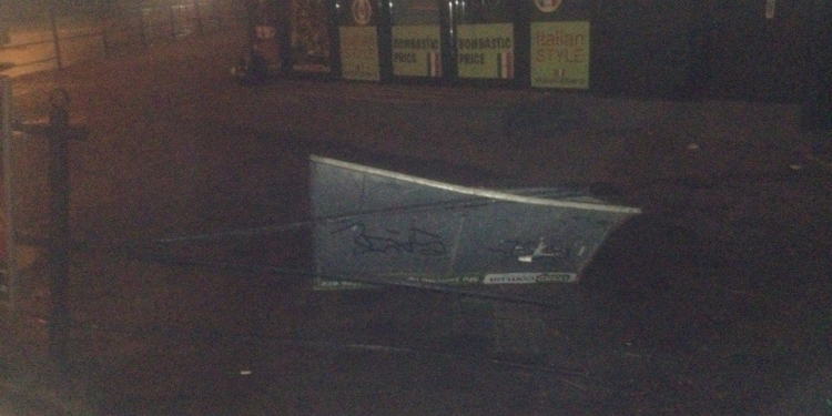 Нічна ДТП у Тернополі: «БМВ» зніс паркан і зупинився у крамниці