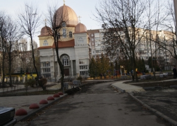 Триває капремонт двору на бульварі Куліша, 10