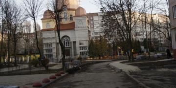 Триває капремонт двору на бульварі Куліша, 10