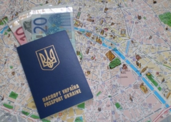 Ні роботи, ні грошей: ошукані клієнти «візового центру» звернулися до поліції