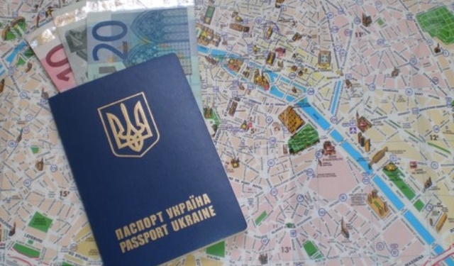 Ні роботи, ні грошей: ошукані клієнти «візового центру» звернулися до поліції