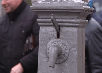 Питну воду тернополяни можуть безкоштовно набрати в бюветі на вулиці Юності