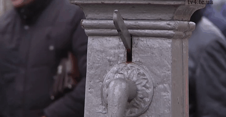 Питну воду тернополяни можуть безкоштовно набрати в бюветі на вулиці Юності