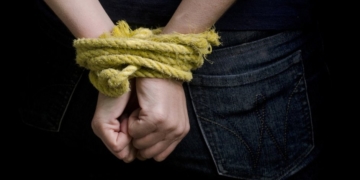 У Бучачі батько з сином тримали в заручниках офіціантку