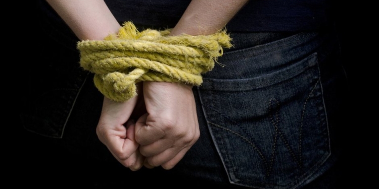 У Бучачі батько з сином тримали в заручниках офіціантку