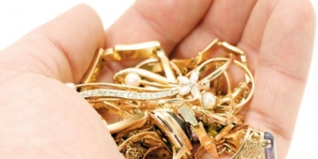 За те, що заніс меблі «заплатила» золотими прикрасами