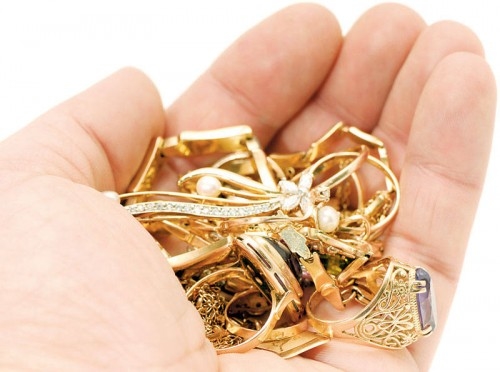 За те, що заніс меблі «заплатила» золотими прикрасами