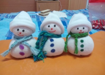 4-річний малюк шиє сніговичків та сам собі заробляє на лікування раку. Фото