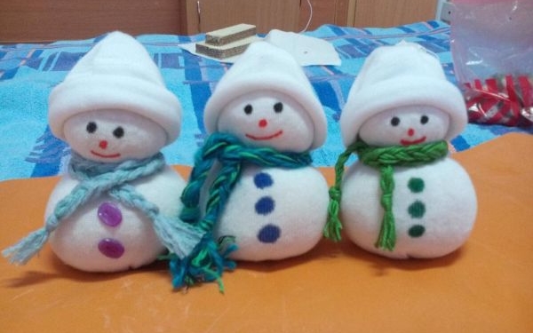 4-річний малюк шиє сніговичків та сам собі заробляє на лікування раку. Фото