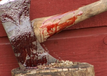 Колишня співмешканка вдарила чоловіка по голові… сокирою