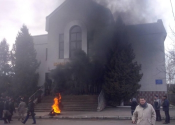 У Збаражі під райсудом палили шини через «смітникову люстрацію». (ВІДЕО)