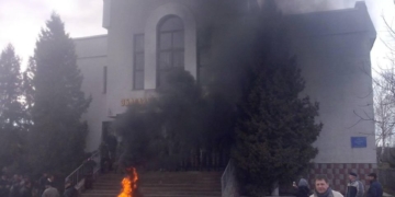 У Збаражі під райсудом палили шини через «смітникову люстрацію». (ВІДЕО)