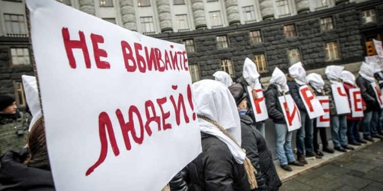 Майбутній бюджет привів тяжкохворих пацієнтів під Кабмін