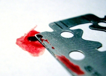 Тернополянин перерізав собі горло лезом бритви