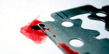 Тернополянин перерізав собі горло лезом бритви