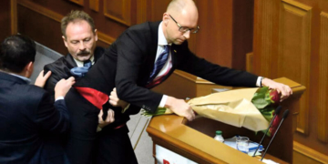 Олег Барна зробив  з Яценюком те, що хотів би зробити із ним народ