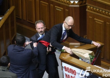 Тернопільський нардеп Олег Барна виніс з трибуни Яценюка