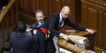 Тернопільський нардеп Олег Барна виніс з трибуни Яценюка