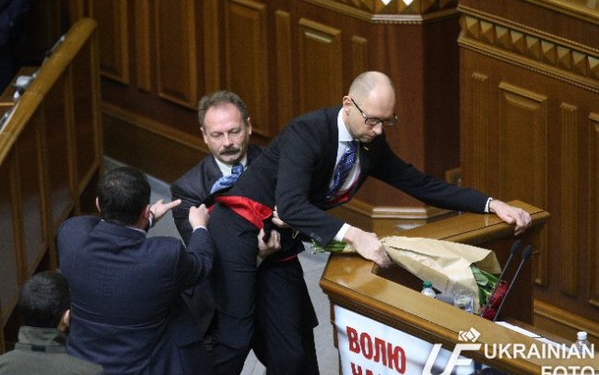Тернопільський нардеп Олег Барна виніс з трибуни Яценюка