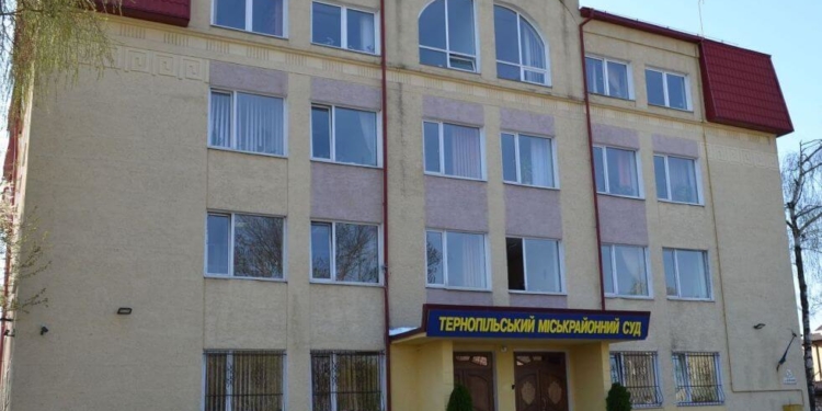 Тернопільським суддям на професійне свято подарували… труну. (ВІДЕО)