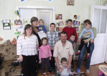 Скандал у Чорткові: місцеві мешканці виганяють з квартири дітей-аутистів (ВІДЕО)