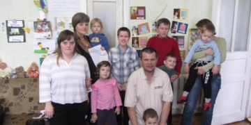 Скандал у Чорткові: місцеві мешканці виганяють з квартири дітей-аутистів (ВІДЕО)