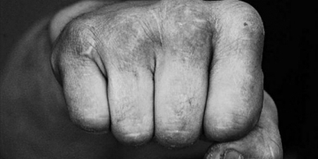 У Борщові місцевий мешканець побив поліцейського