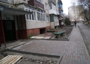 Триває ремонт двору на вулиці Чалдаєва, 10