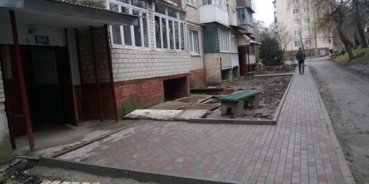 Триває ремонт двору на вулиці Чалдаєва, 10