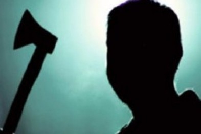 Через неприязні стосунки накинувся на односельця з… сокирою