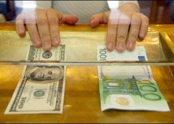 Долар і євро лихоманить