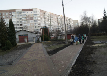 Відремонтували доріжку поблизу Церкви Преображення Господнього